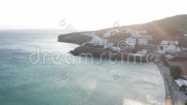 希腊提诺斯岛地中海附近一座山上建筑物的鸟瞰图